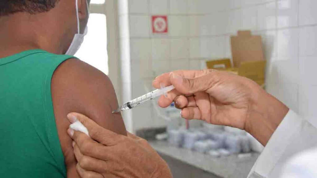 A Prefeitura de Salvador abre nesta quinta-feira (25), das 8h às 16h, a vacinação contra a Covid-19 com aplicação da 1ª e 2ª doses para o