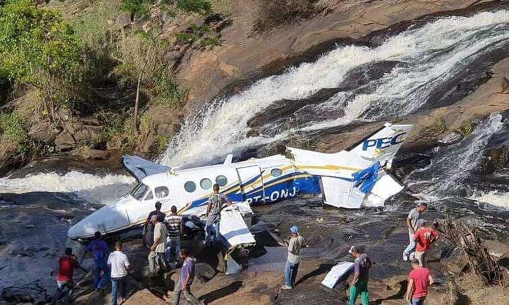 O avião que levava a cantora sertaneja Marília Mendonça caiu na tarde desta sexta-feira (5) em Caratinga, na Região do Vale do Rio Doce.