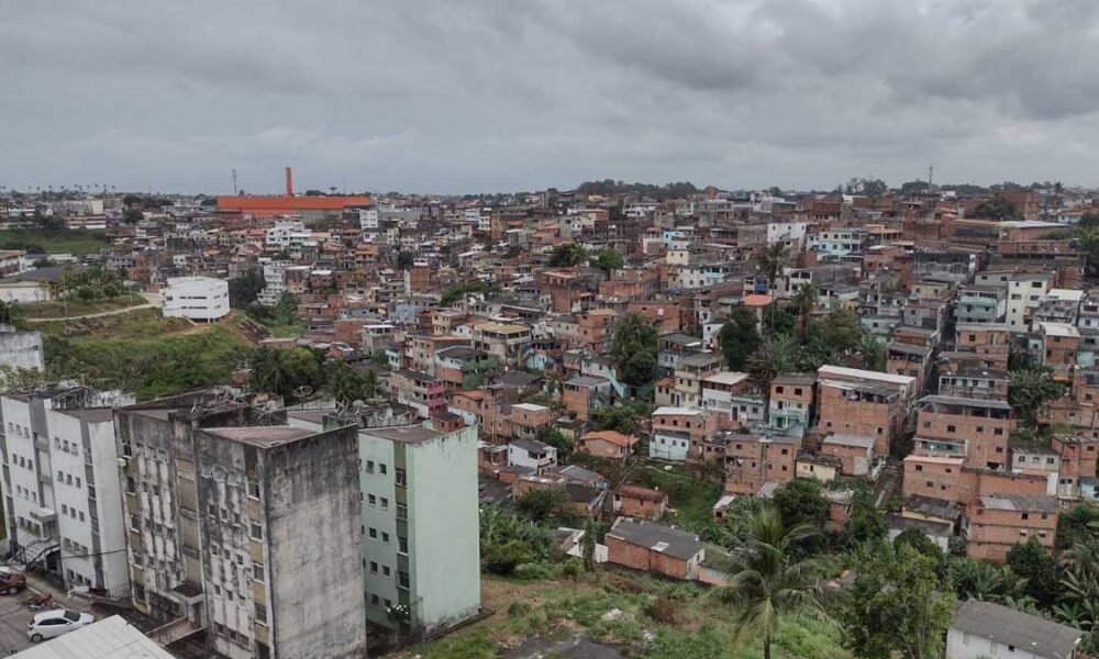 Rajadas de vento com velocidade de até 47,5km/h acompanhadas de fortes chuvas atingiram Salvador na madrugada desta quarta-feira (3).