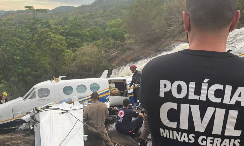 O Centro de Investigação e Prevenção de Acidentes Aeronáuticos (Cenipa), órgão do Comando da Aeronáutica, foi acionado para investigar as causas da queda do avião que matou a cantora goiana Marília Mendonça, na tarde desta sexta-feira(5). Ela e outras quatro pessoas morreram após o avião de pequeno porte onde viajavam cair no distrito de Piedade de Caratinga, no município de Caratinga (MG). 