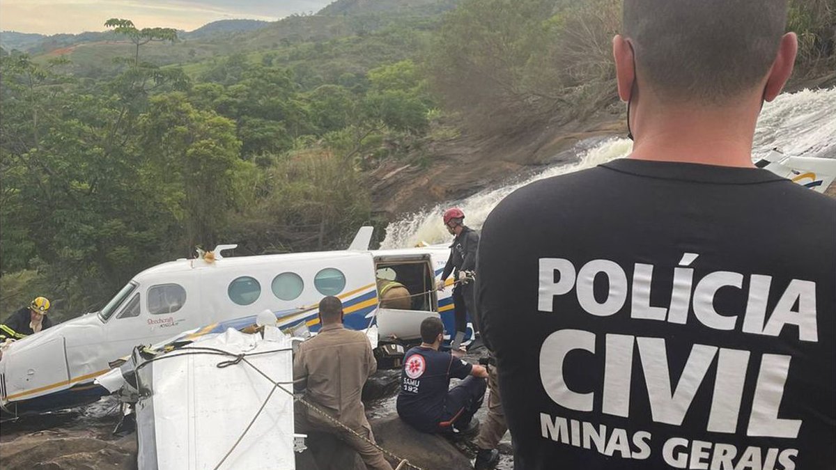 O Centro de Investigação e Prevenção de Acidentes Aeronáuticos (Cenipa), órgão do Comando da Aeronáutica, foi acionado para investigar as causas da queda do avião que matou a cantora goiana Marília Mendonça, na tarde desta sexta-feira(5). Ela e outras quatro pessoas morreram após o avião de pequeno porte onde viajavam cair no distrito de Piedade de Caratinga, no município de Caratinga (MG). 