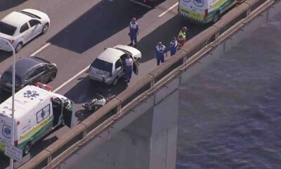 Um motociclista caiu da Ponte Rio-Niterói depois de colidir com a traseira de um carro na manhã de hoje. O acidente aconteceu antes das 7h,