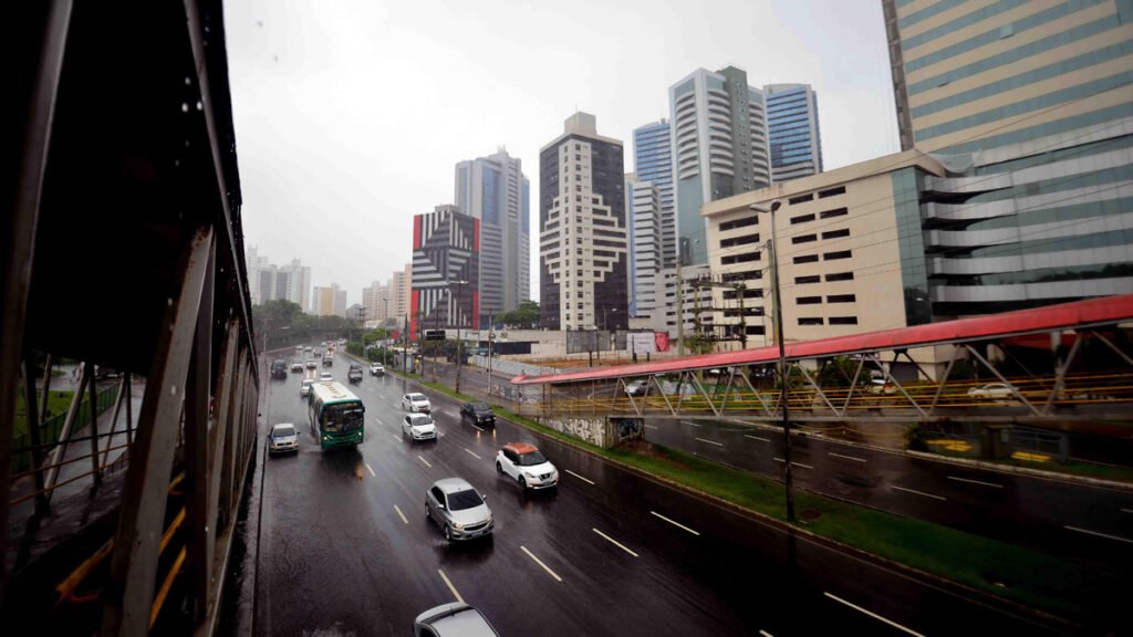O clima em Salvador nesta semana será instável com tempo nublado e chuva isolada e momentos de sol e muitas nuvens. Durante toda a semana, as
