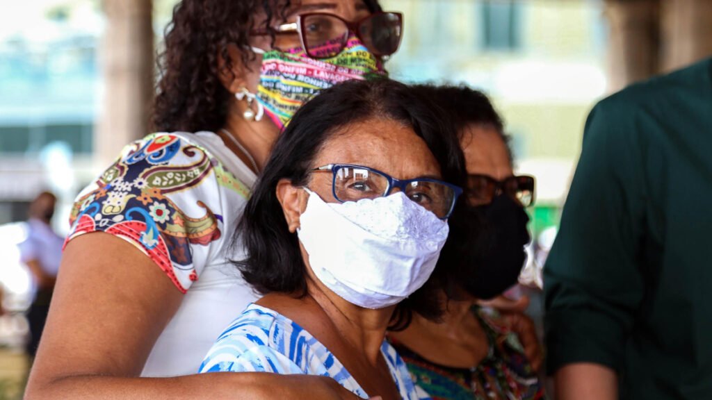 O governo da Bahia anunciou na segunda-feira (28), a publicação de um decreto que determina a obrigatoriedade do uso de máscaras em algumas