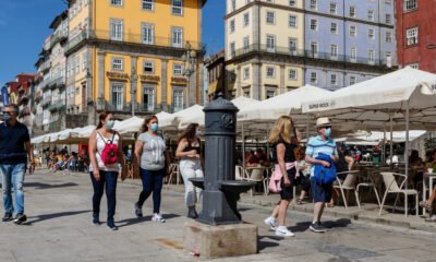 O governo de Portugal ordenou nesta terça-feira (21) que boates e bares fechassem as portas e disse às pessoas para trabalharem em casa de