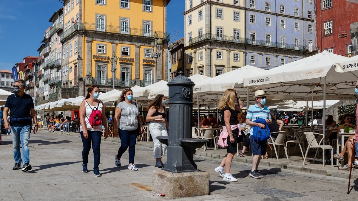O governo de Portugal ordenou nesta terça-feira (21) que boates e bares fechassem as portas e disse às pessoas para trabalharem em casa de
