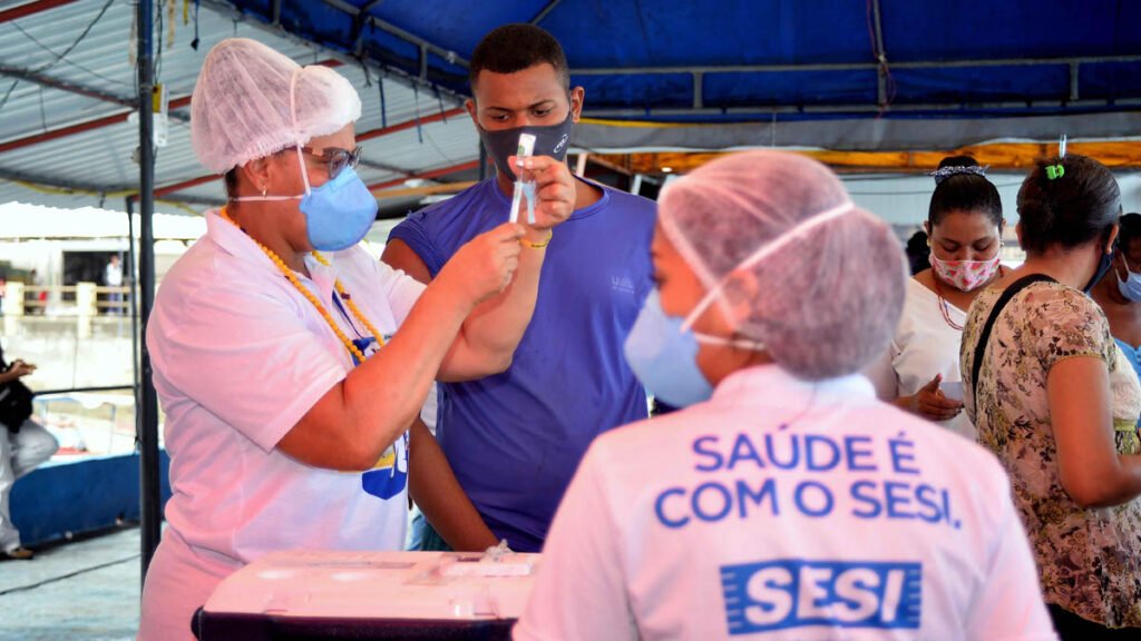 O Vacina em Movimento, projeto itinerante de vacinação contra a Covid-19 em Salvador, está presente na Feira de São Joaquim, na Cidade Baixa,