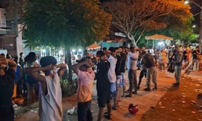 no bairro de Queimadinha, em Feira de Santana, na noite de domingo (12). Chegando na localidade, os policiais identificaram uma festa clandestina.