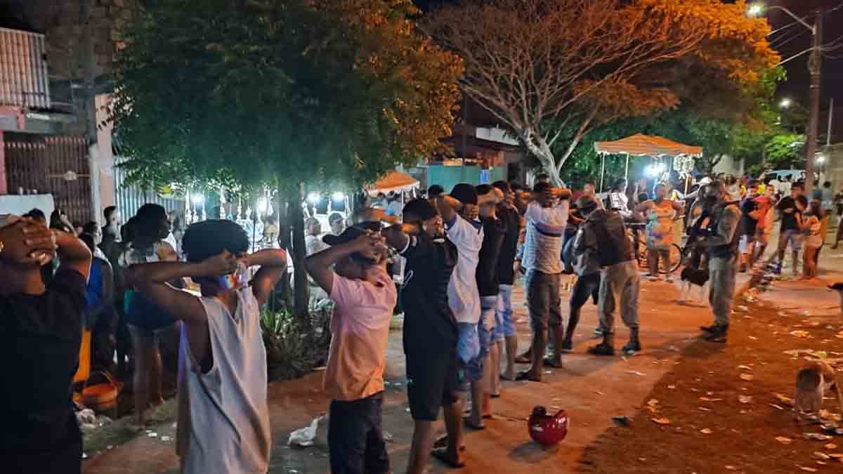 no bairro de Queimadinha, em Feira de Santana, na noite de domingo (12). Chegando na localidade, os policiais identificaram uma festa clandestina.