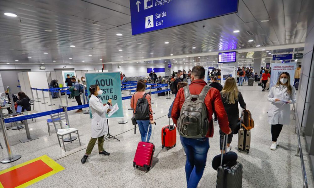 O governo passa a exigir, a partir de hoje (20), o comprovante de vacinação para entrar no Brasil. Além do comprovante de vacinação para viajantes vindos de outras nações que desejem entrar no país por via aérea