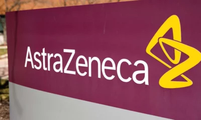 A farmacêutica AstraZeneca anunciou nesta quinta-feira (23) que a terceira dose de sua vacina aumenta “significativamente” o nível de anticorpos contra a nova variante Ômicron.