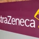 A farmacêutica AstraZeneca anunciou nesta quinta-feira (23) que a terceira dose de sua vacina aumenta “significativamente” o nível de anticorpos contra a nova variante Ômicron.