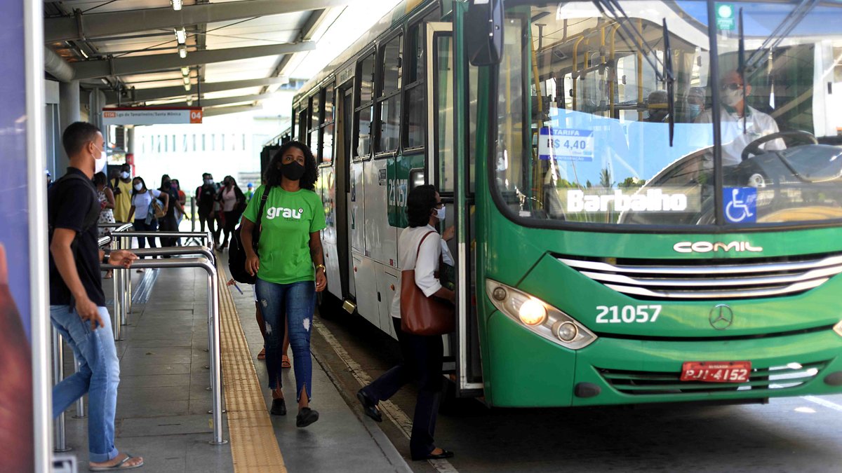 Para otimizar o atendimento de transporte por ônibus em Salvador, quatro linhas passarão por mudanças a partir deste sábado (11).