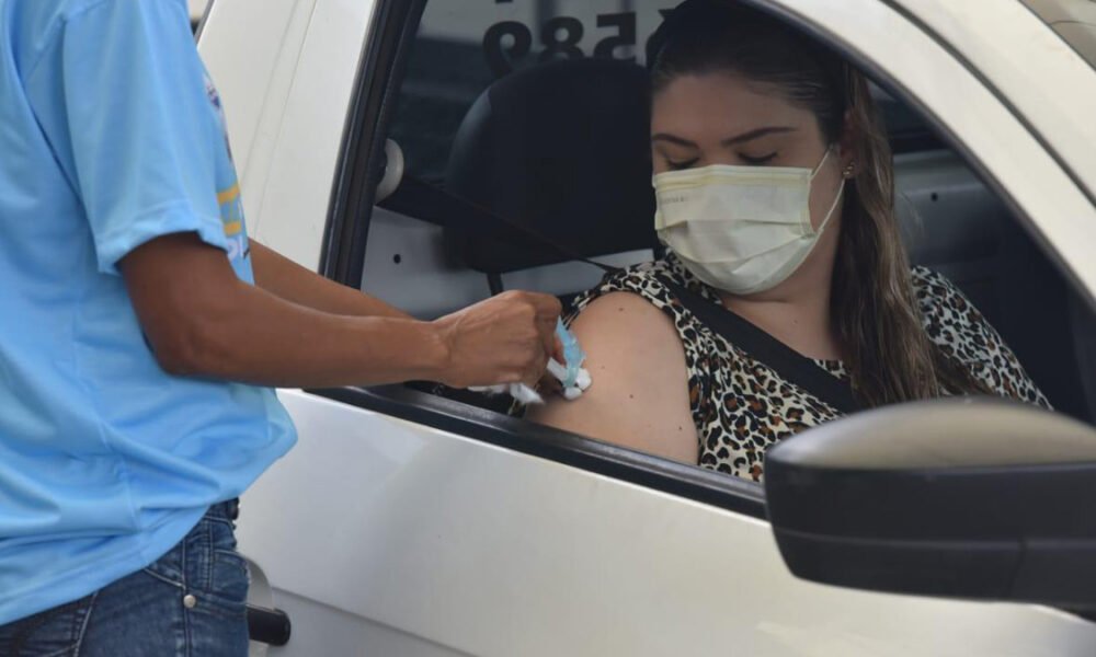 A estratégia da 1ª, 2ª e 3ª doses da vacina contra a Covid-19 acontece nesta terça-feira (21) das 8h às 16h. Todos deverão estar com os nomes