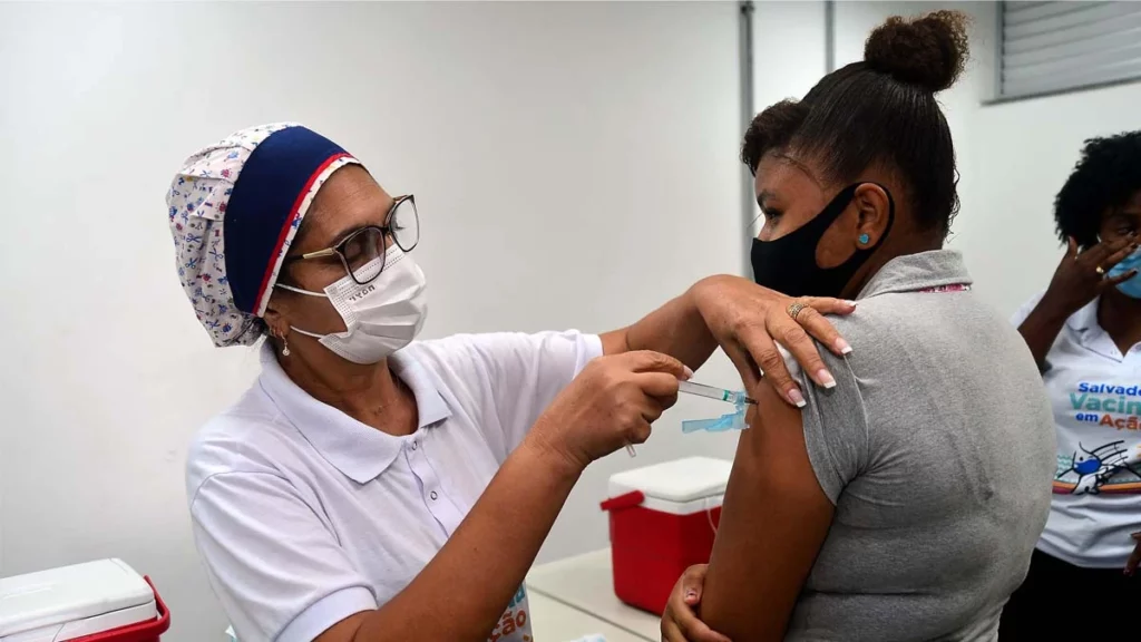 A estratégia do Libera Geral de vacinação contra a Covid-19 prossegue nesta terça-feira (28), com a aplicação das 1ª e 2ª doses para o público com 12 anos, residente ou não de Salvador.
