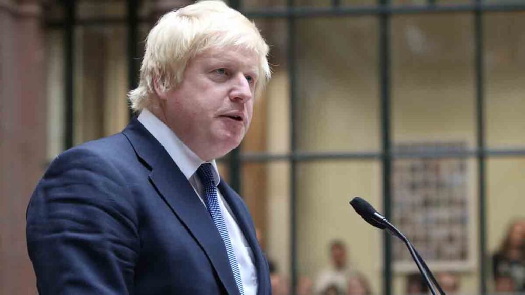 O primeiro-ministro Boris Johnson afirmou que pelo menos uma pessoa no Reino Unido morreu com a variante Omicron. A informação foi dada em meio