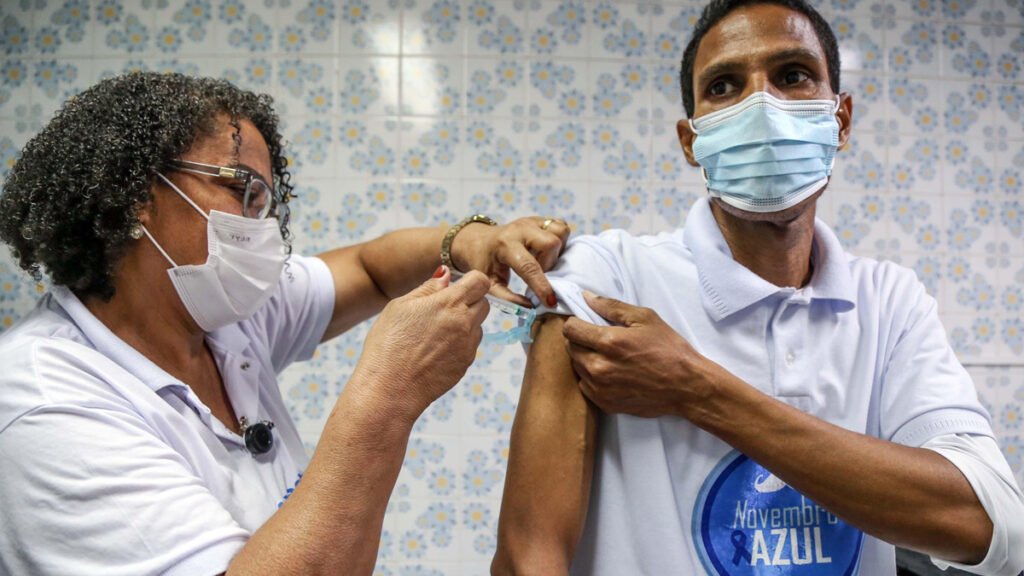 nos últimos dias por um surto no número de casos de gripe H3N2, ao mesmo tempo em que a cidade ainda combate a pandemia de Covid-19.