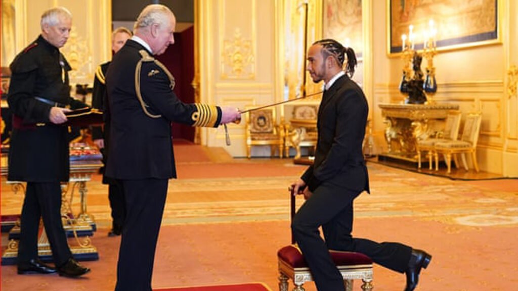 O piloto Lewis Hamilton agora é Sir Lewis Hamilton. O ex-campeão mundial da Grã-Bretanha foi nomeado cavaleiro em reconhecimento a uma brilhante carreira na Fórmula 1 poucos dias depois de ter perdido o oitavo título recorde. Ele foi homenageado pelo Príncipe de Gales durante a cerimônia de investidura do Castelo de Windsor nesta quarta-feira (15).