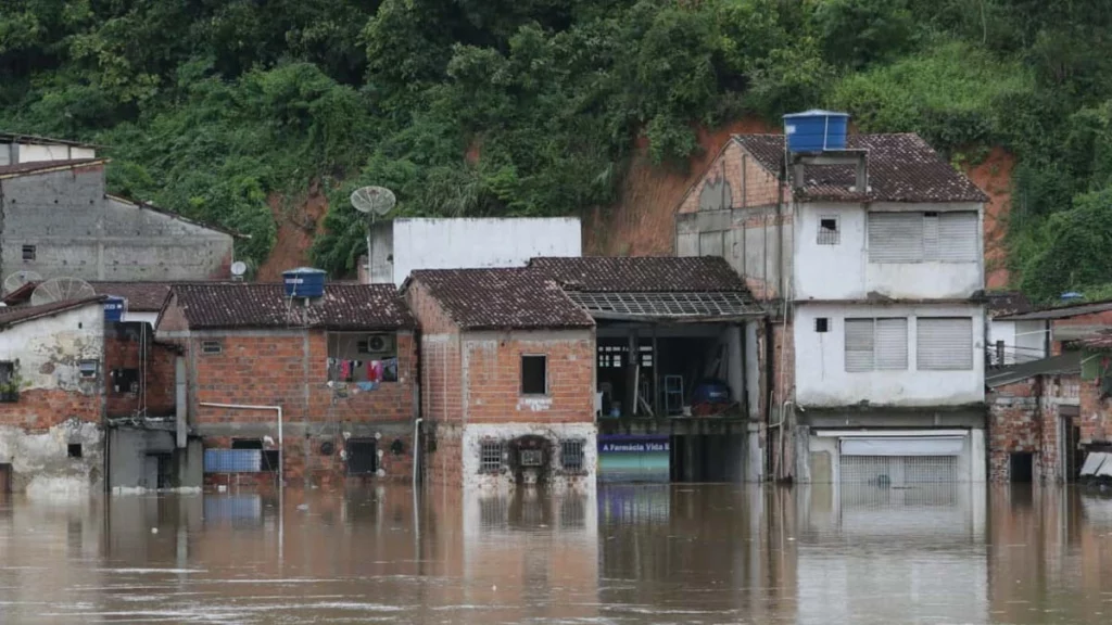 Com base em informações recebidas das prefeituras, a Superintendência de Proteção e Defesa Civil da Bahia (Sudec) atualizou, na tarde de terça-feira (11), os números referentes à população atingida pelas enchentes que ocorrem em diversas regiões do estado.