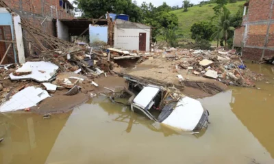 O Governador da Bahia Rui Costa assinou nesta segunda-feira (14) as autorizações para a construção de mais 464 casas para famílias afetadas pelas chuvas em cinco municípios baianos. As assinaturas autorizam convênios entre as prefeituras e a Secretaria de Desenvolvimento Urbano (Sedur).