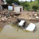 O Governador da Bahia Rui Costa assinou nesta segunda-feira (14) as autorizações para a construção de mais 464 casas para famílias afetadas pelas chuvas em cinco municípios baianos. As assinaturas autorizam convênios entre as prefeituras e a Secretaria de Desenvolvimento Urbano (Sedur).