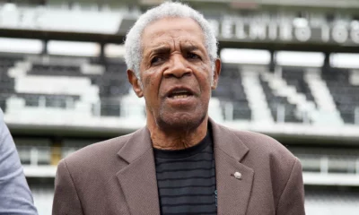 Um dos grandes ídolos do Santos Futebol Clube, o ex-jogador Dorval morreu neste domingo (26). Aos 86 anos de idade, ele estava internado