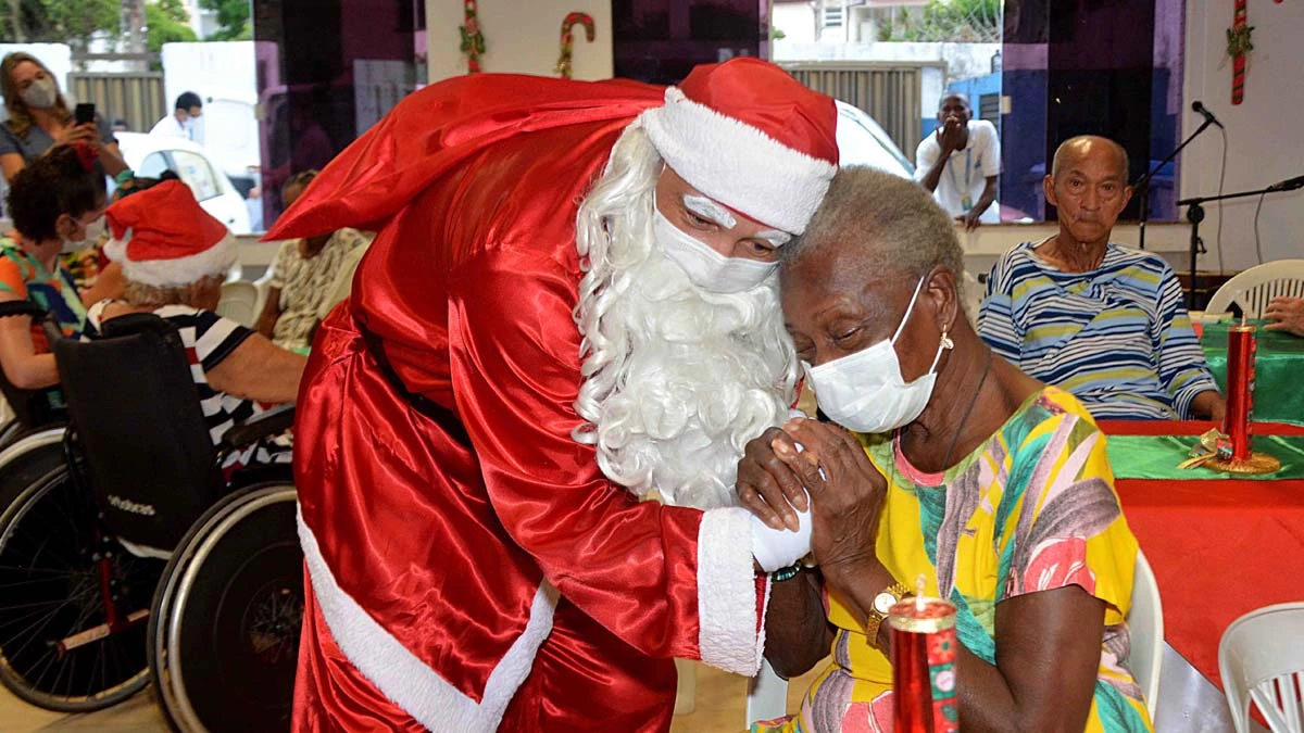 Os idosos do Abrigo Dom Pedro II, em Piatã, celebraram a chegada do Natal com direito a ceia, presentes, decoração e muita música.