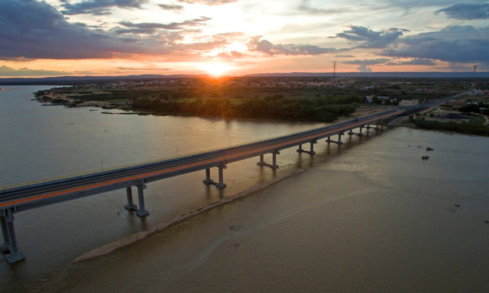 Com seus mais de mil metros de extensão sobre o Rio São Francisco, a Ponte Barra - Xique-Xique foi inaugurada nesta sexta-feira (3),