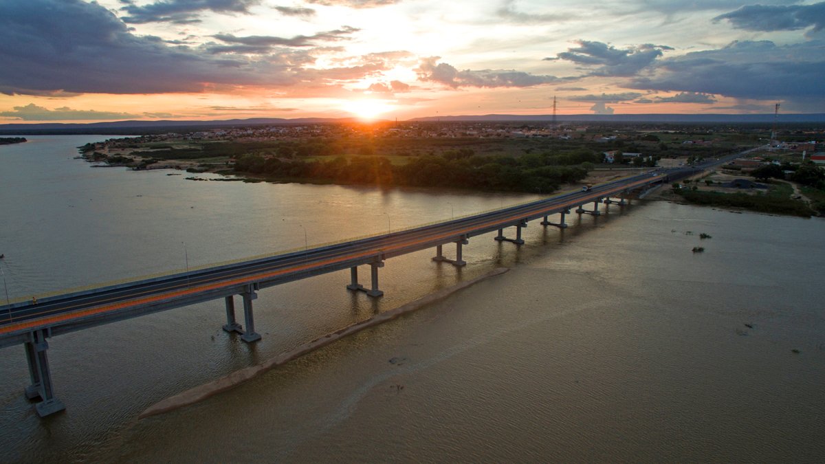 Com seus mais de mil metros de extensão sobre o Rio São Francisco, a Ponte Barra - Xique-Xique foi inaugurada nesta sexta-feira (3),