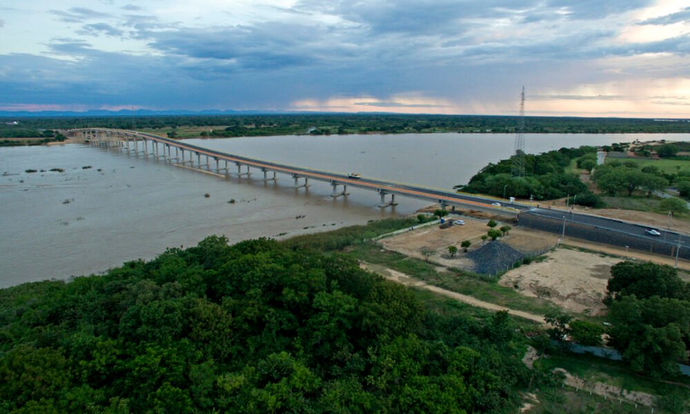 Construída sobre o Rio São Francisco, a ponte que liga os municípios de Barra e Xique-Xique será inaugurada, nesta sexta-feira (3), pelo