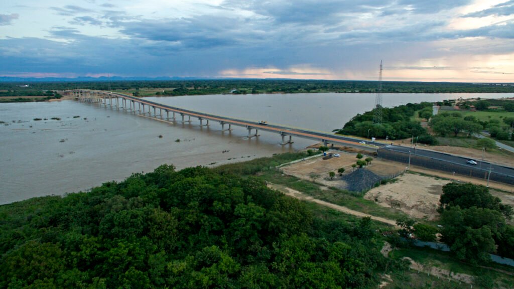 Construída sobre o Rio São Francisco, a ponte que liga os municípios de Barra e Xique-Xique será inaugurada, nesta sexta-feira (3), pelo