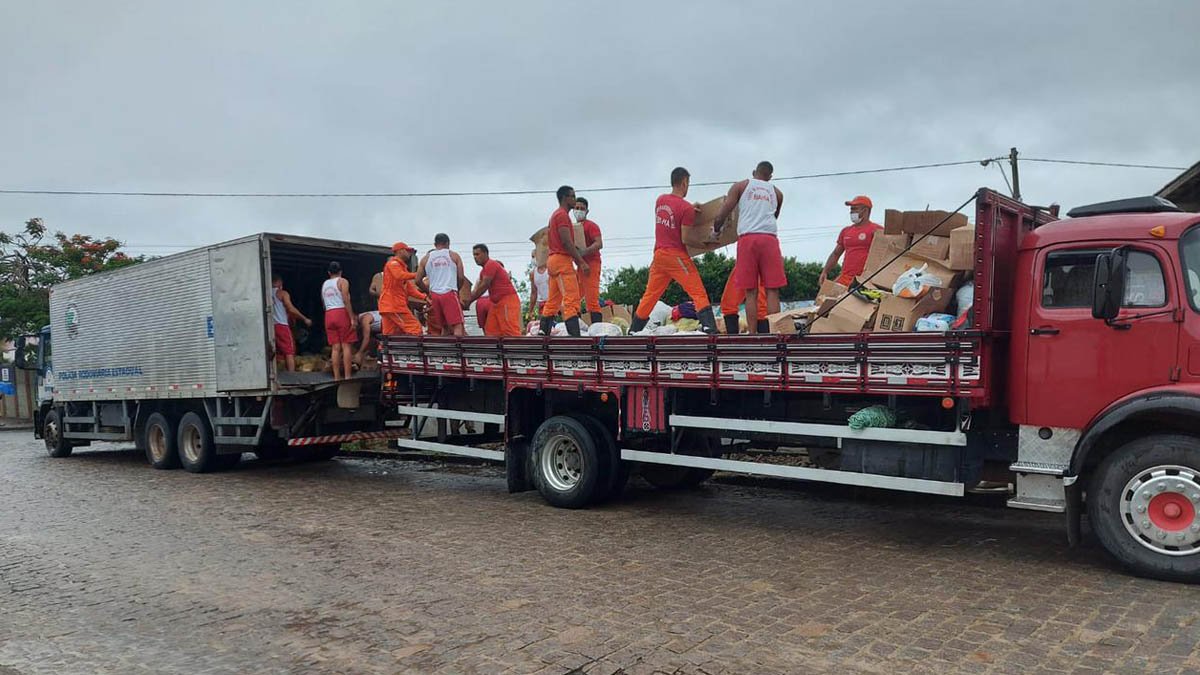 Entre as frentes de atuação em prol das 430 mil pessoas atingidas pelas chuvas na Bahia, a Polícia Militar segue com equipes empenhadas