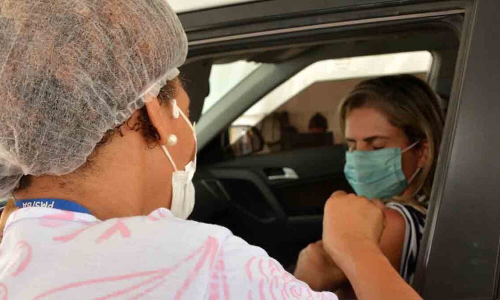 A vacinação contra Covid-19 segue com a estratégia "Liberou Geral", na segunda-feira (13), das 8h às 16h, em Salvador. De acordo com