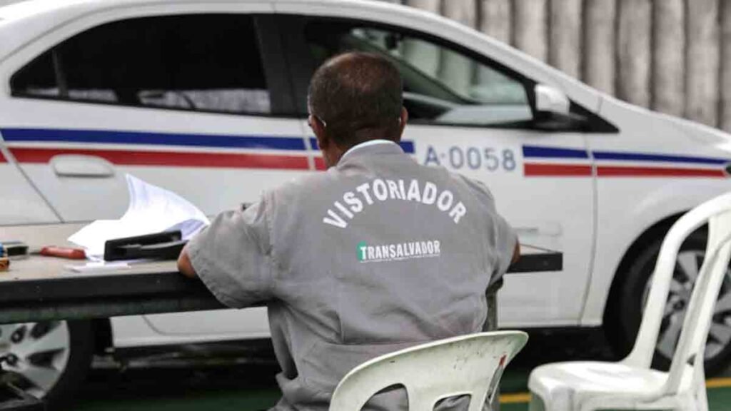 Os taxistas e mototaxistas que atuam na capital baiana têm até o dia 20 de dezembro para submeter os veículos à vistoria realizada pela Secretaria