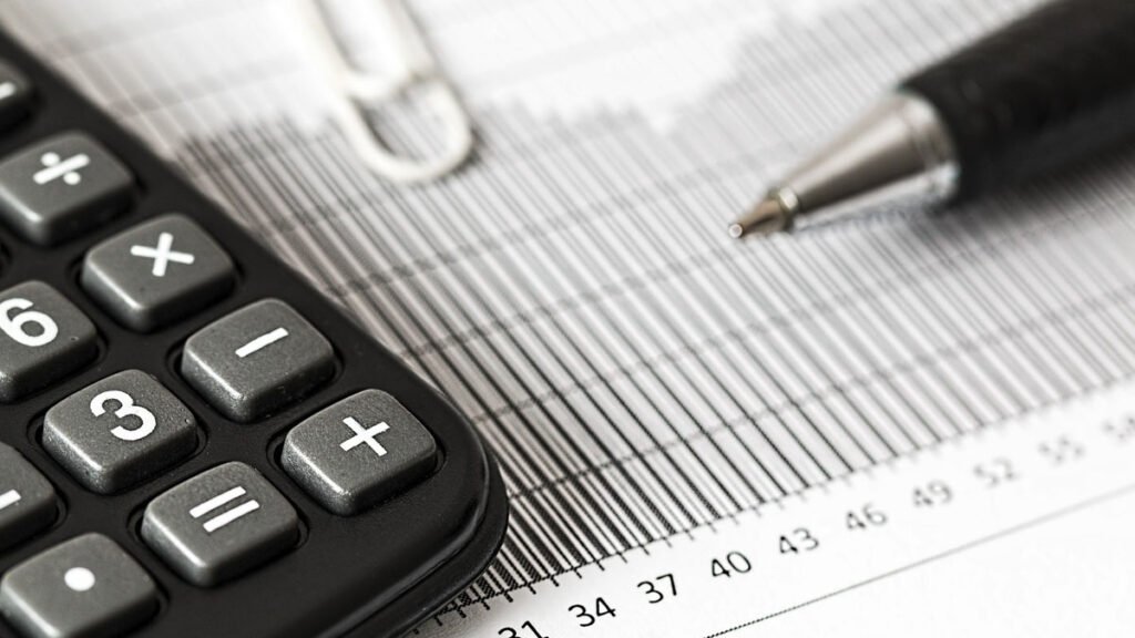 ano em 10,2%, considerando a taxa de juros (Selic) em 9,25% ao ano e o câmbio partindo de R$ 5,65. A informação está no Relatório de Inflação,