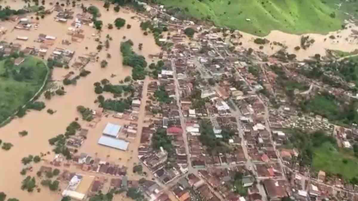 pontes destruídas algumas cidades estão ilhadas e incomunicáveis. Os municípios mais afetados estão no Extremo Sul baiano, onde cerca