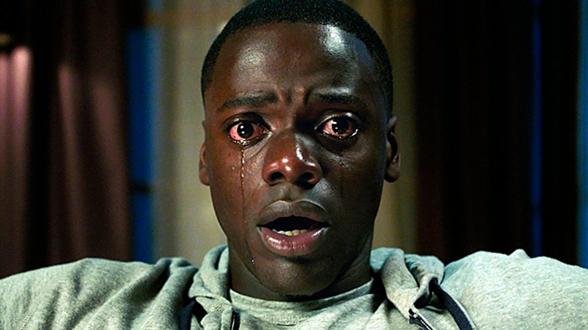 O roteiro do filme Corra! foi considerado o melhor do século 21 (até agora) em votação feita pelo Writers Guild of America West (WGA), sindicato que representa roteiristas de Hollywood, cujo resultado foi divulgado em 6 de dezembro.