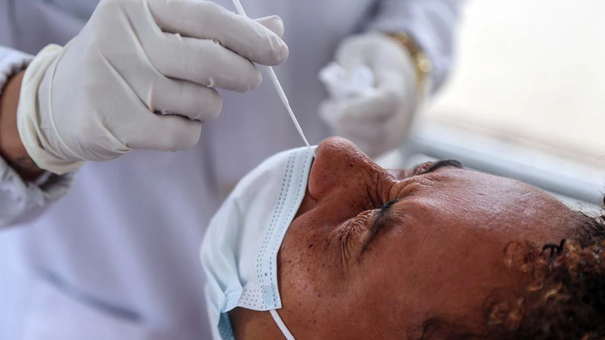 Os casos de Covid-19 voltaram a predominar entre as ocorrências com resultado laboratorial positivo para vírus respiratórios. Atualmente, eles correspondem a 41,8% dos casos, registrados nas últimas quatro semanas epidemiológicas. No momento, a covid-19 ressurge como a principal causa de síndrome respiratória aguda grave (SRAG) entre os resultados positivos de SRAG. A análise foi divulgada pela Fundação Oswaldo Cruz, nesta sexta-feira (20), referente à semana epidemiológica 19, entre 8 e 14 de maio.