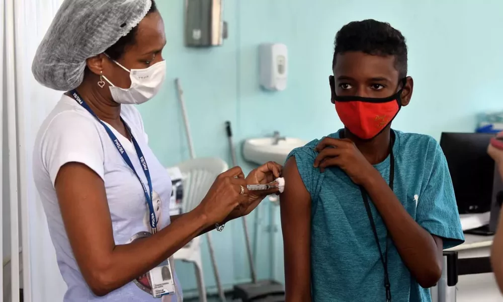 A estratégia de vacinação em Salvador nesta quinta-feira (26) continua apenas para as pessoas residentes em Salvador com o nome na lista no