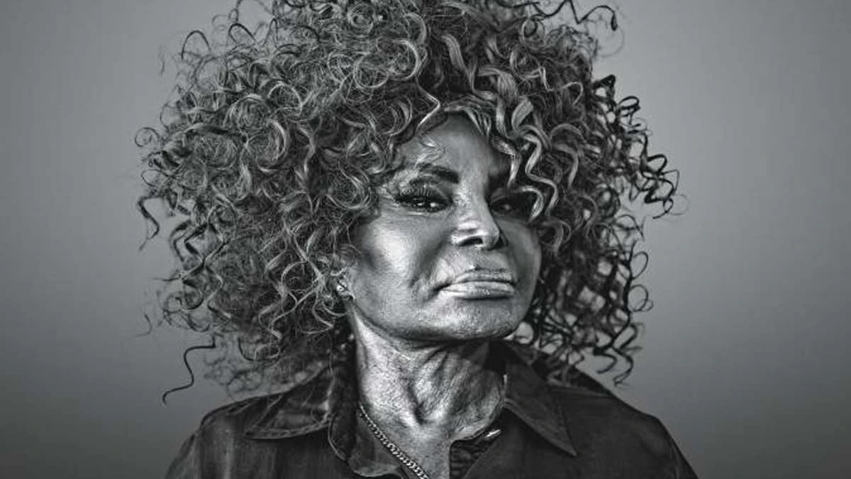 Morreu nesta quinta-feira (20), a cantora e compositora Elza Soares, aos 91 anos, de causas naturais. A carioca era considerada uma das maiores artistas da música brasileira.