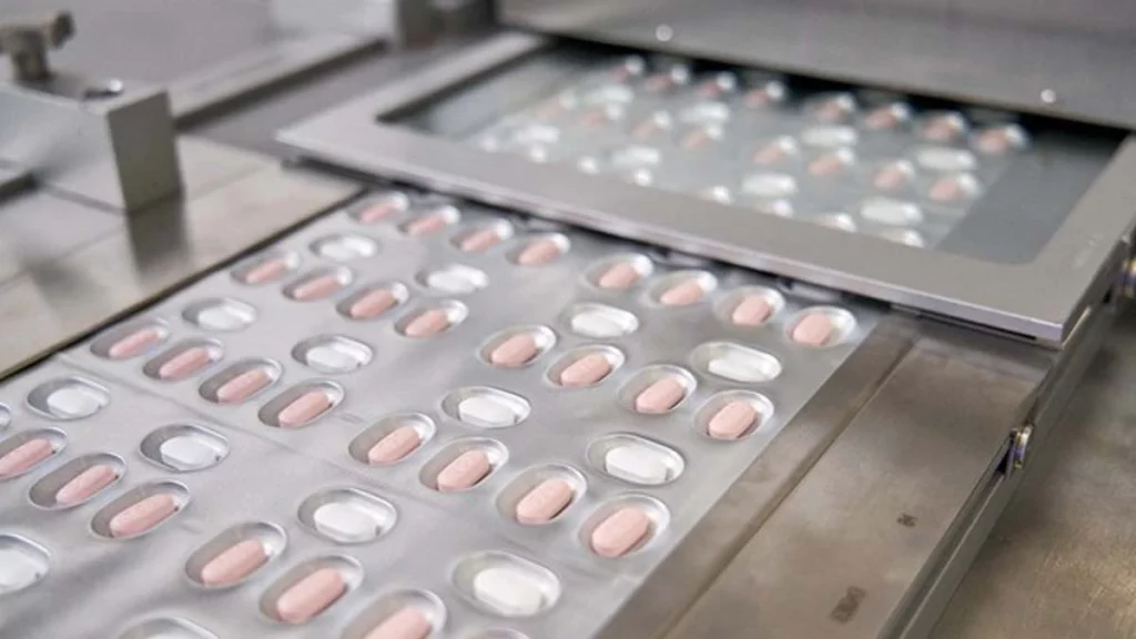 A Agência Europeia de Medicamentos (EMA) aprovou nesta quinta-feira (27) a Paxlovid, pílula contra a Covid-19 da Pfizer. Esse é o primeiro tratamento oral contra ao coronavírus autorizado na União Europeia.