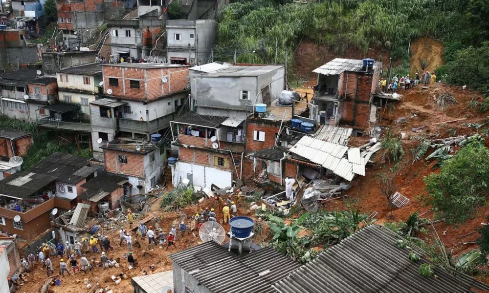 O governo de São Paulo reconheceu situação de emergência decretada por 16 municípios no estado em razão das fortes chuvas nos últimos dias. Com isso, as regiões que declararam grande dificuldade para lidar com os estragos ficam aptas a receber recursos para lidar com os danos dos alagamentos e deslizamentos.