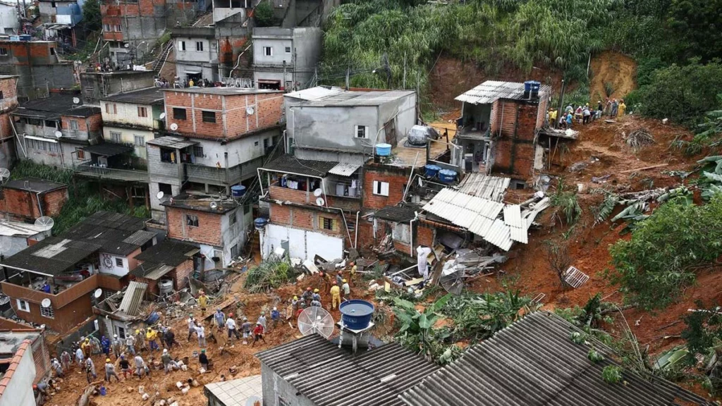 O governo de São Paulo reconheceu situação de emergência decretada por 16 municípios no estado em razão das fortes chuvas nos últimos dias. Com isso, as regiões que declararam grande dificuldade para lidar com os estragos ficam aptas a receber recursos para lidar com os danos dos alagamentos e deslizamentos.