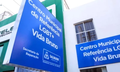 “Constrangedor”. Dessa forma, o estudante James Moura definiu o sentimento de ter um nome nos documentos, com o qual não se identificava. A partir do suporte dado pelo Centro Municipal de Referência LGBT+ Vida Bruno, vinculado à Secretaria Municipal da Reparação (Semur), a realidade do homem trans mudou. Através da orientação e assistência recebidas no espaço, situado no Rio Vermelho, ele pôde retificar o prenome civil pelo nome social, em 2018. 