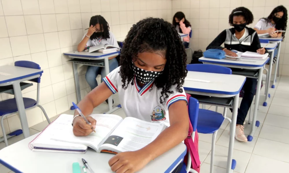 O Governo do Estado disponibilizou, nesta segunda-feira (10), novo crédito do Programa Bolsa Presença, que destina R$ 150 por mês para as famílias dos estudantes da rede estadual de ensino, cadastradas no CadÚnico e em condições de vulnerabilidade socioeconômica.