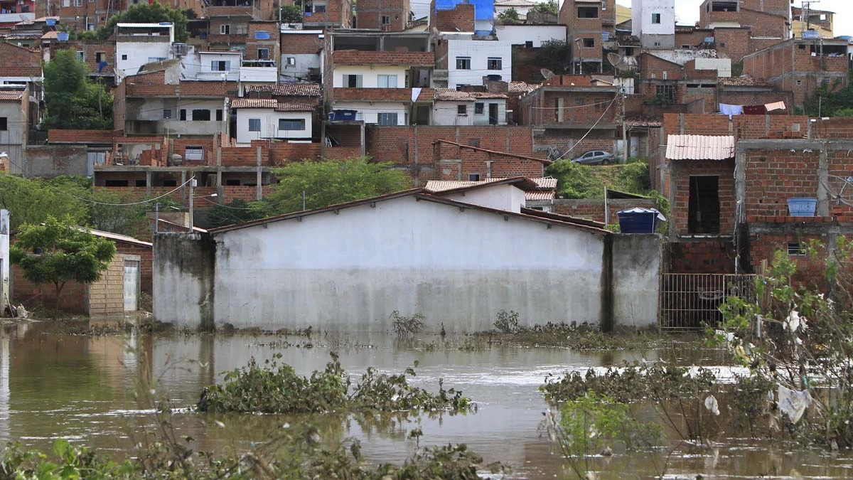 A Superintendência de Proteção e Defesa Civil da Bahia (Sudec) atualizou, na tarde nesta quarta-feira (5), os dados referentes à população atingida pelas enchentes que ocorrem em diversas regiões do estado baiano.