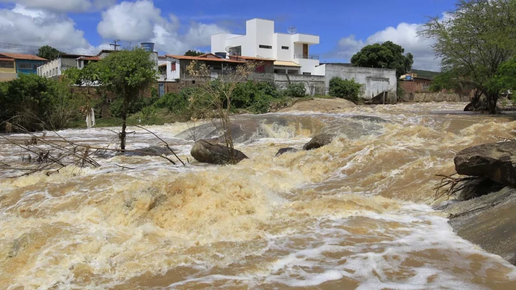 Com base em informações recebidas das prefeituras, a Superintendência de Proteção e Defesa Civil da Bahia (Sudec) atualizou, na tarde nesta terça-feira (4), os números referentes à população atingida pelas enchentes que ocorrem em diversas regiões do estado.