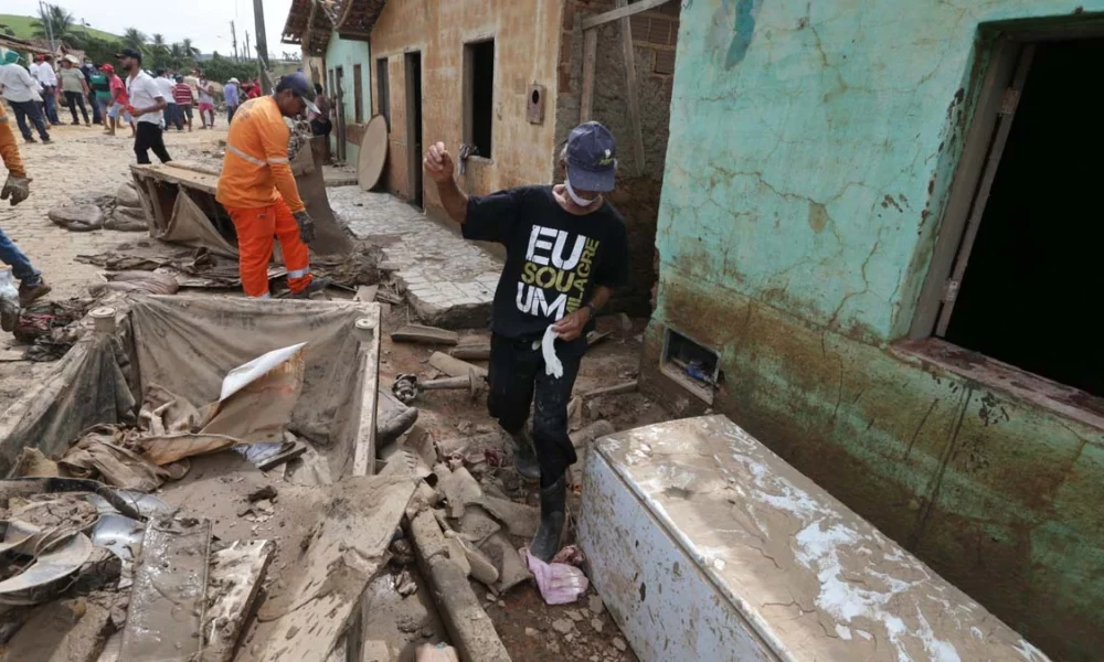 de Proteção e Defesa Civil da Bahia (Sudec) atualizou, na tarde deste sábado (1°), os números referentes à população atingida pelas enchentes