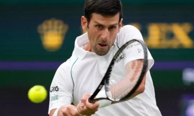 Novak Djokovic está aguardando para saber se disputará o Aberto da Austrália em um hotel da imigração em Melbourne, enquanto enfrenta a