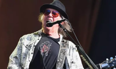 A plataforma de streaming de música Spotify está em processo de remover a música de Neil Young depois que a empresa se recusou a derrubar o